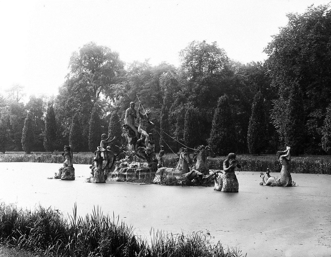 Potsdam-Neptungruppe-Lustgarten-ca.1927-1933-pd.jpeg