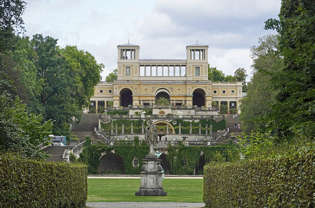 Potsdam-Sanssouci-Orangerie-von-der-Hauptallee-09.09.2022-Allie-Caulfield-BY20.jpeg
