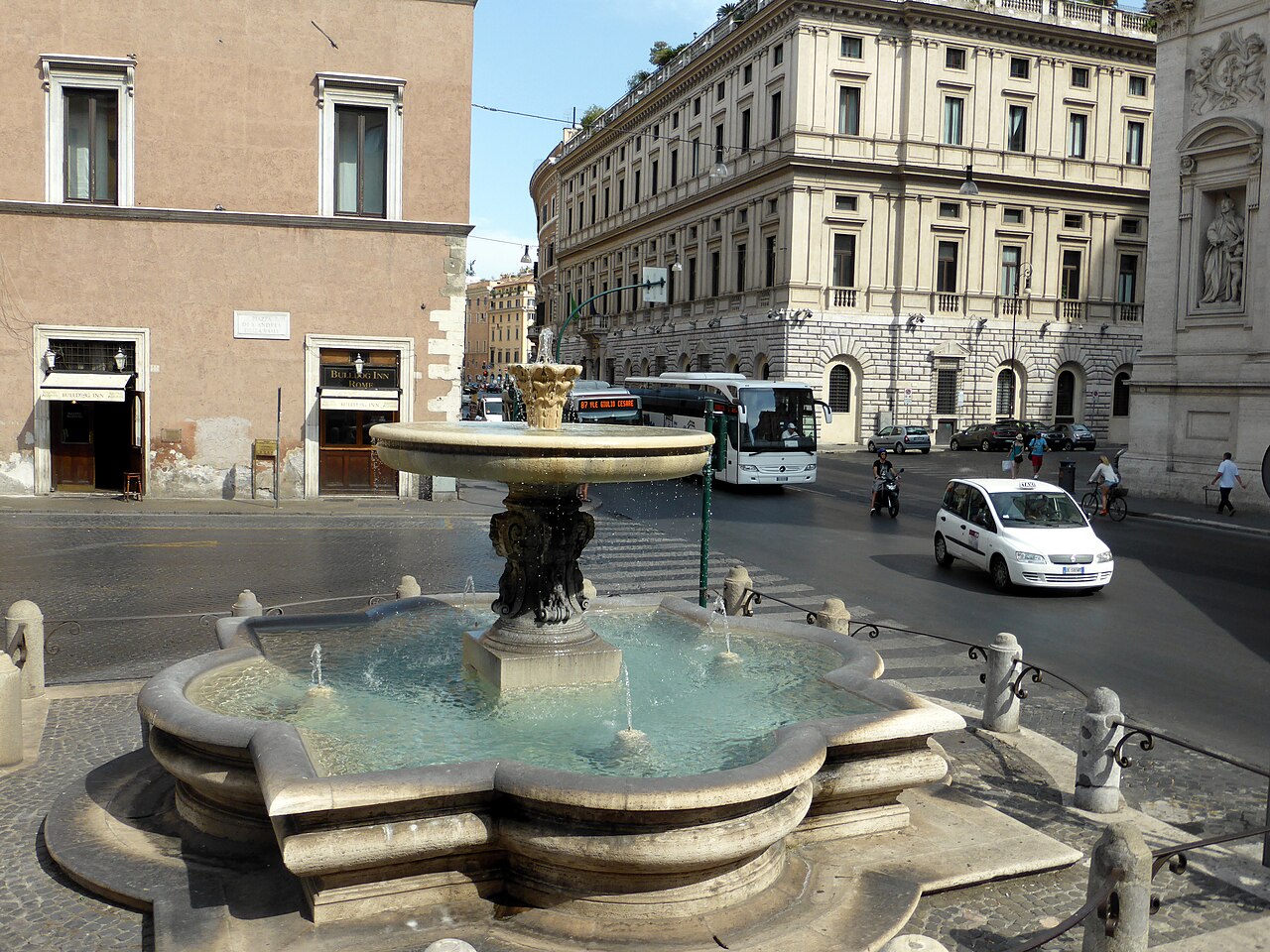 Rom-Fontana-di-piazza-SantAndrea-della-Valle-14.08.2013-Sean-MacEntee-BY20---7.jpg