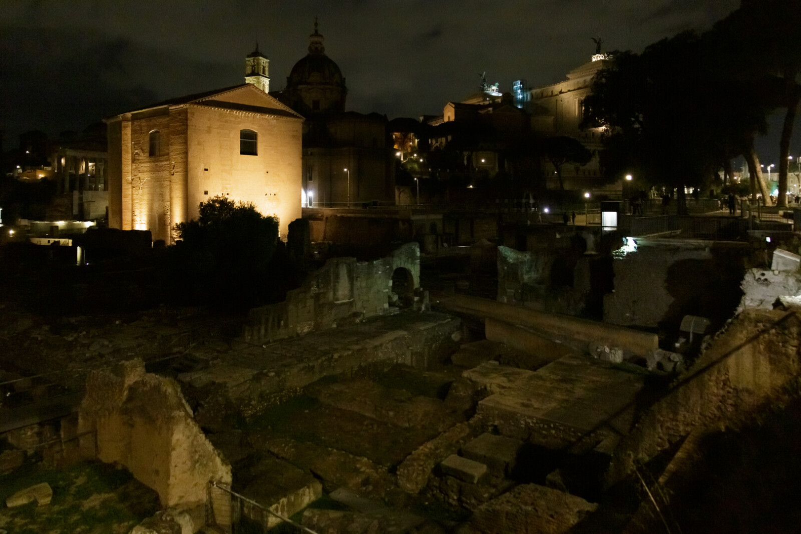 Rom-Foro-Romano-Curia-Iulia-08.11.2025-Frantisek-Ingr-CaV---5.jpg
