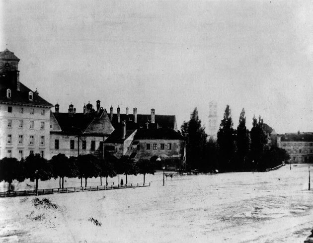 tysy_Herzog_Max_Burg_Brunnhaus_Munchen_val_095_6i8scp.jpg
