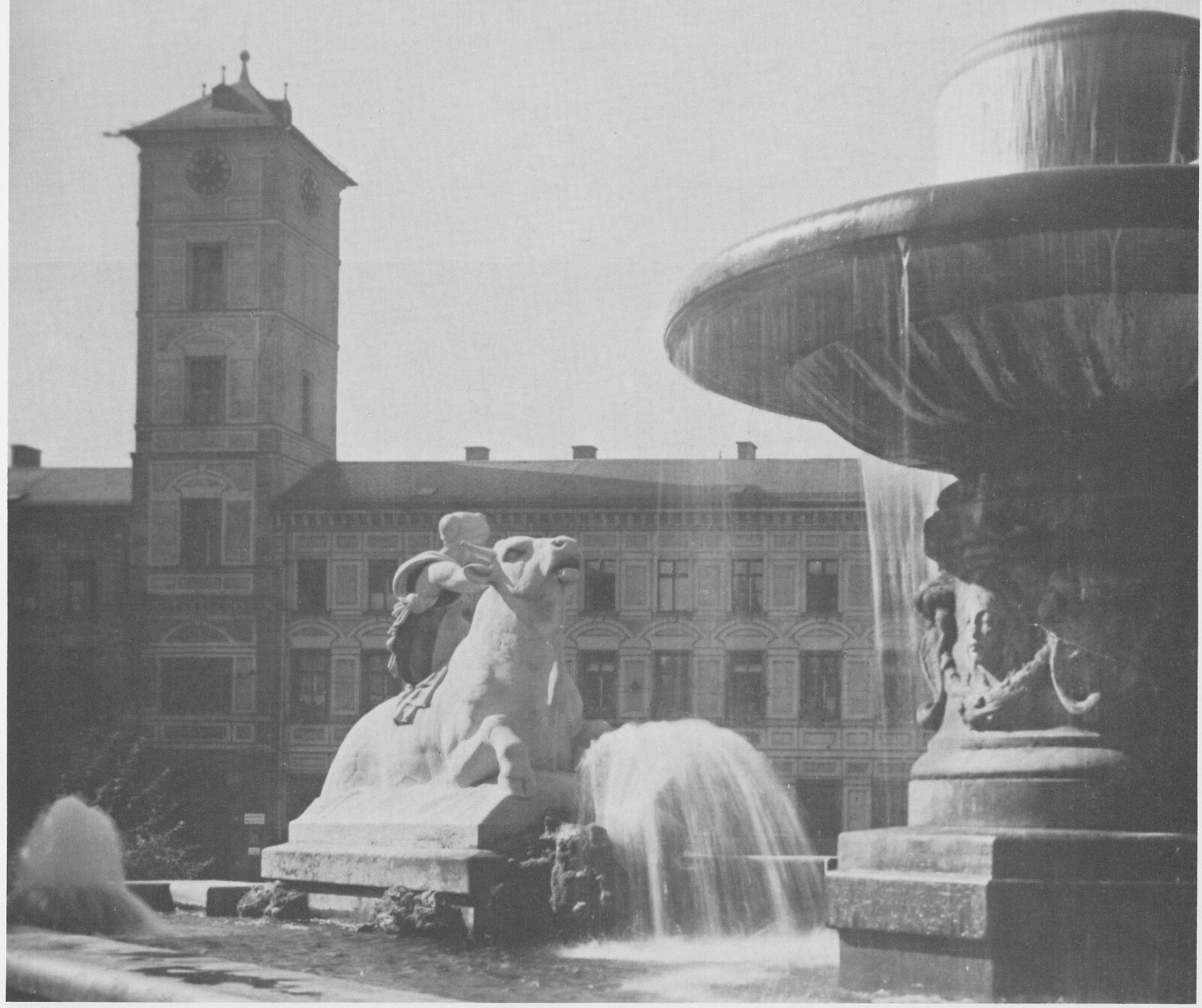 tysy_Herzog_Max_Burg_Munchen_Brunnen_e4hb5t9uvb5ab7pd6.jpg