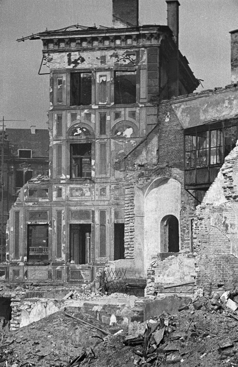 tysy_Herzog_Max_Burg_Ruine_III_Munchen_9qqvpbqqi21pj0rb9.jpg