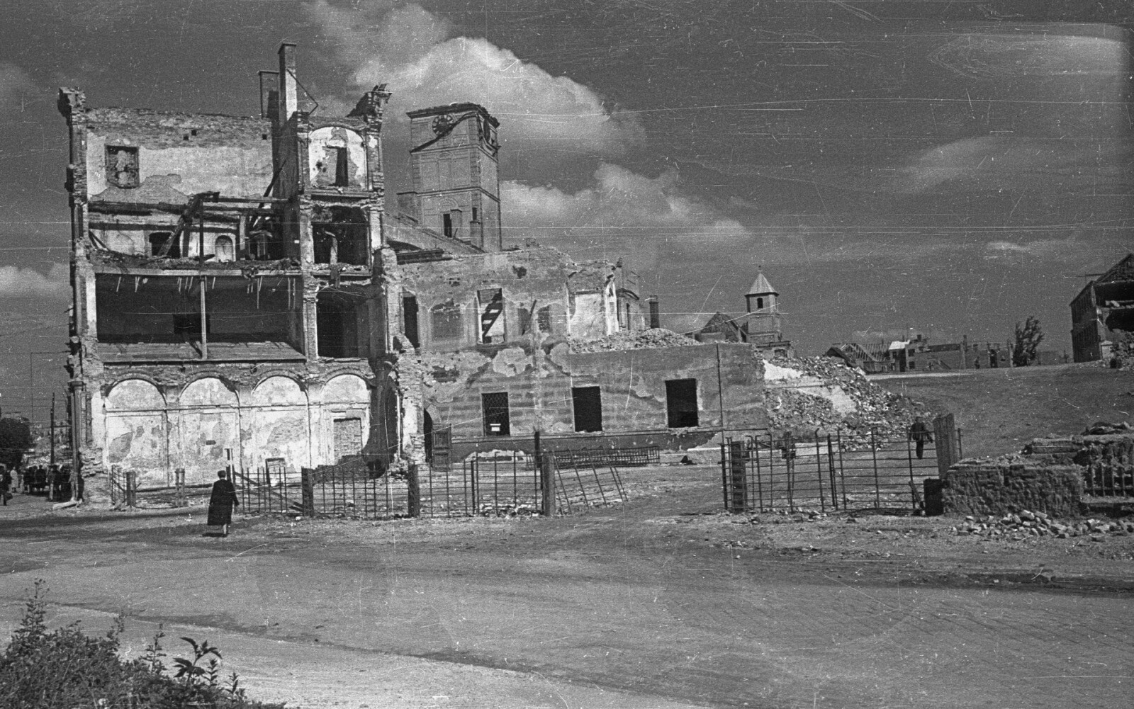 tysy_Herzog_Max_Burg_Ruine_IV_Munchen_dx7phssku7bbxpc9.jpg